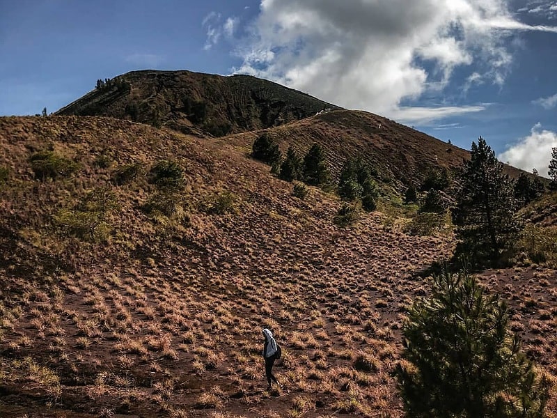 tantangan mendaki puncak gunung batur