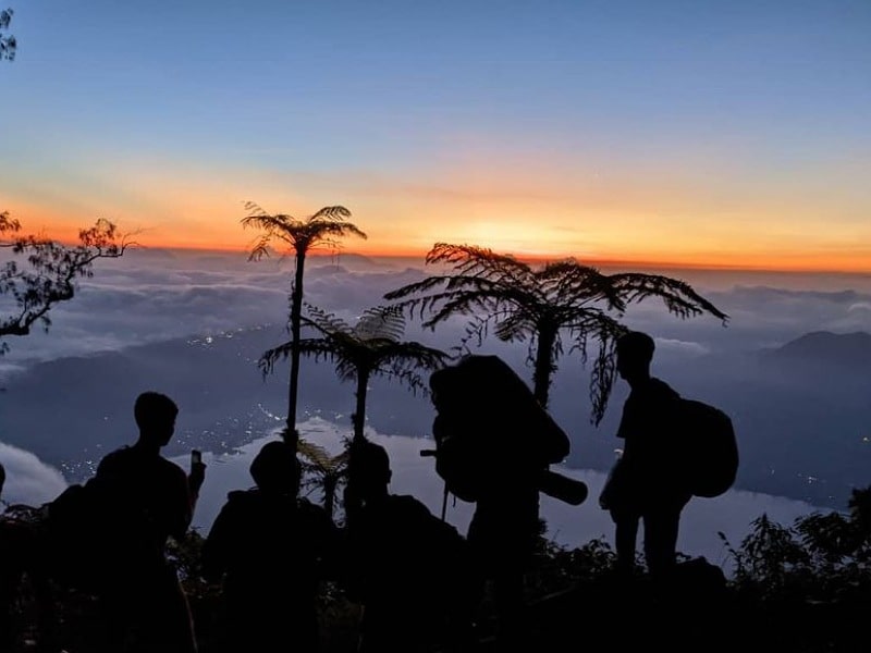 camping di puncak gunung abang